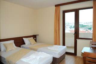 Гостевой дом Guest Rooms Vais Сандански Двухместный номер с 1 кроватью или 2 отдельными кроватями и балконом-4